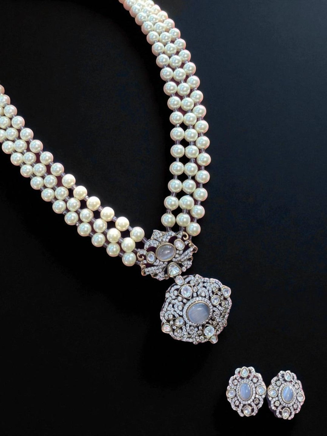 pearl necklace set, bridal pearl jewellery, antique necklace, royal jewellery, wedding necklace, kundan pearl necklace, traditional jewellery, statement necklace, luxury necklace, House of Pranvi jewellery, festive jewellery, party wear necklace