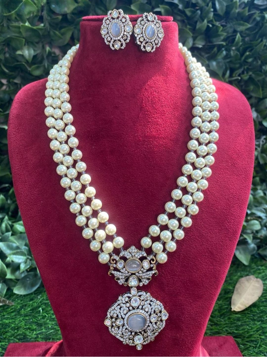 pearl necklace set, bridal pearl jewellery, antique necklace, royal jewellery, wedding necklace, kundan pearl necklace, traditional jewellery, statement necklace, luxury necklace, House of Pranvi jewellery, festive jewellery, party wear necklace