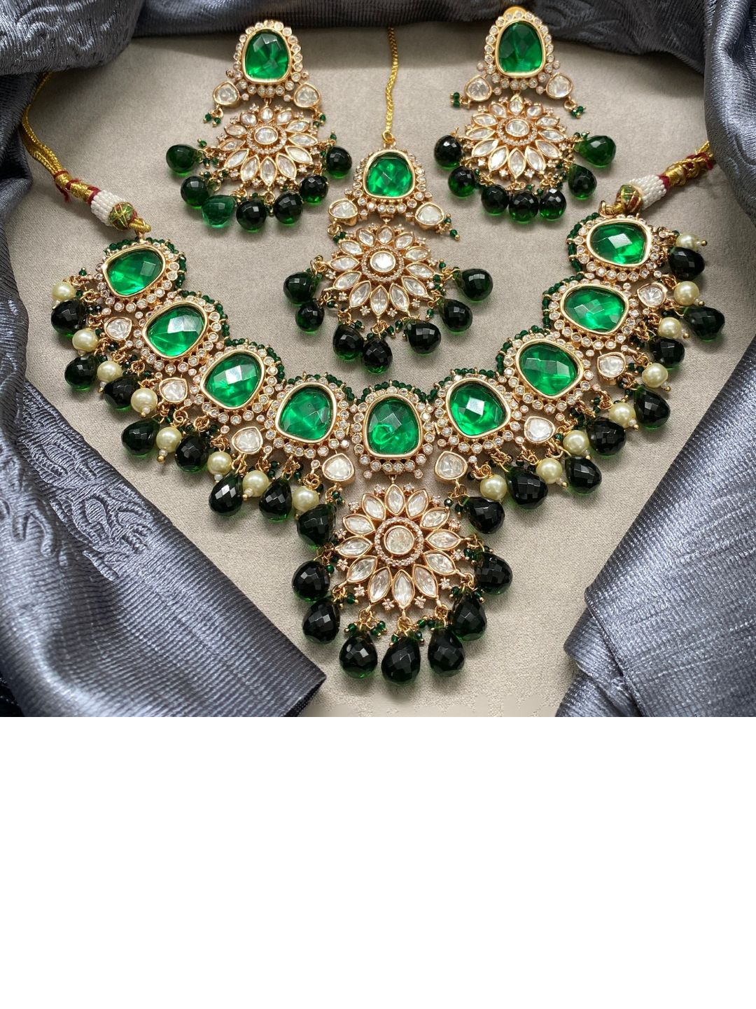 TAPOVAN EMERALD KUNDAN JEWELLERY SET