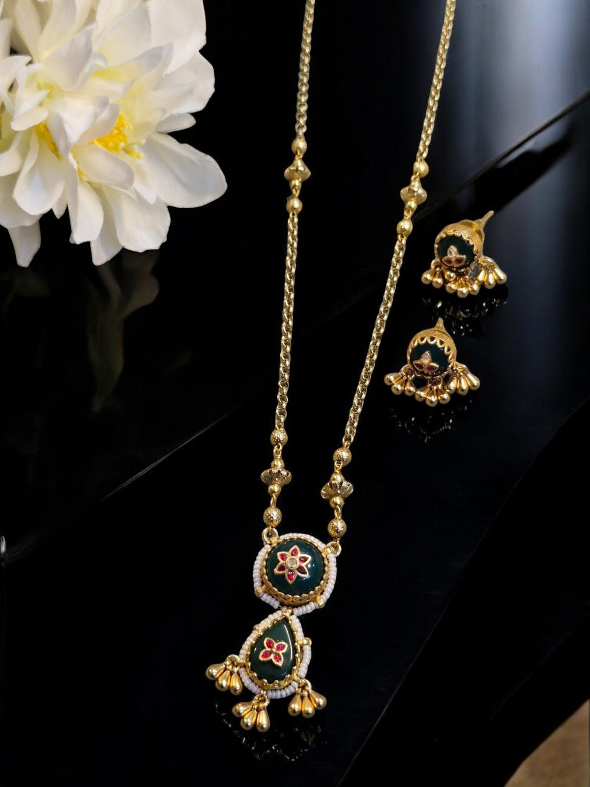 #MeenakariNecklace #GoldPlatedJewellery #HouseOfPranvi #TraditionalIndianJewellery #MinimalEthnicLook #FloralPendantNecklace #MeenaWorkJewellery #HandcraftedElegance #WeddingGuestJewels #DesiChicStyle

