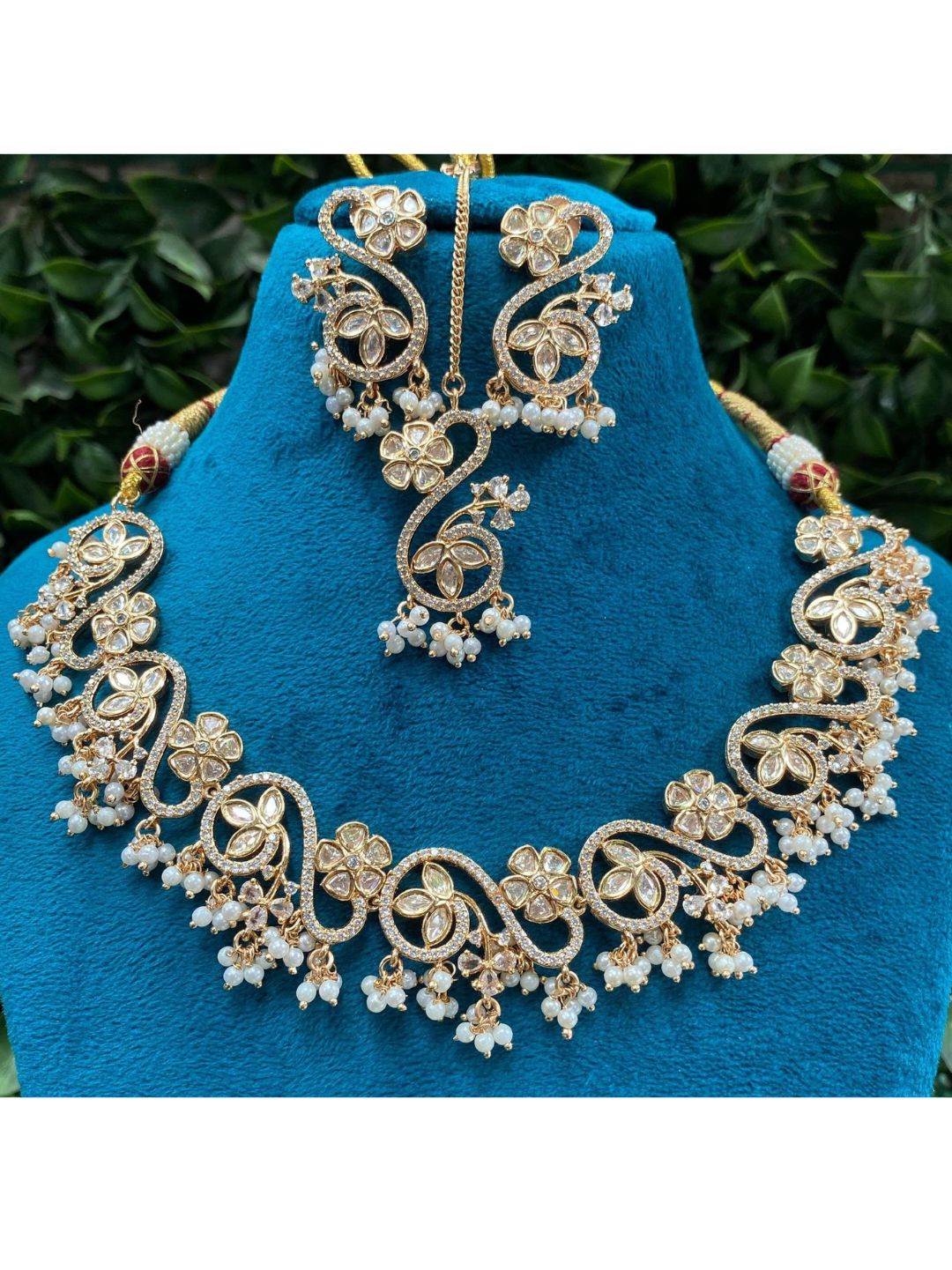 kundan floral set, light ethnic jewellery, pearl kundan necklace, festive wear jewellery, swirl design necklace, delicate kundan choker, indian bridesmaid jewellery, pastel ethnic set