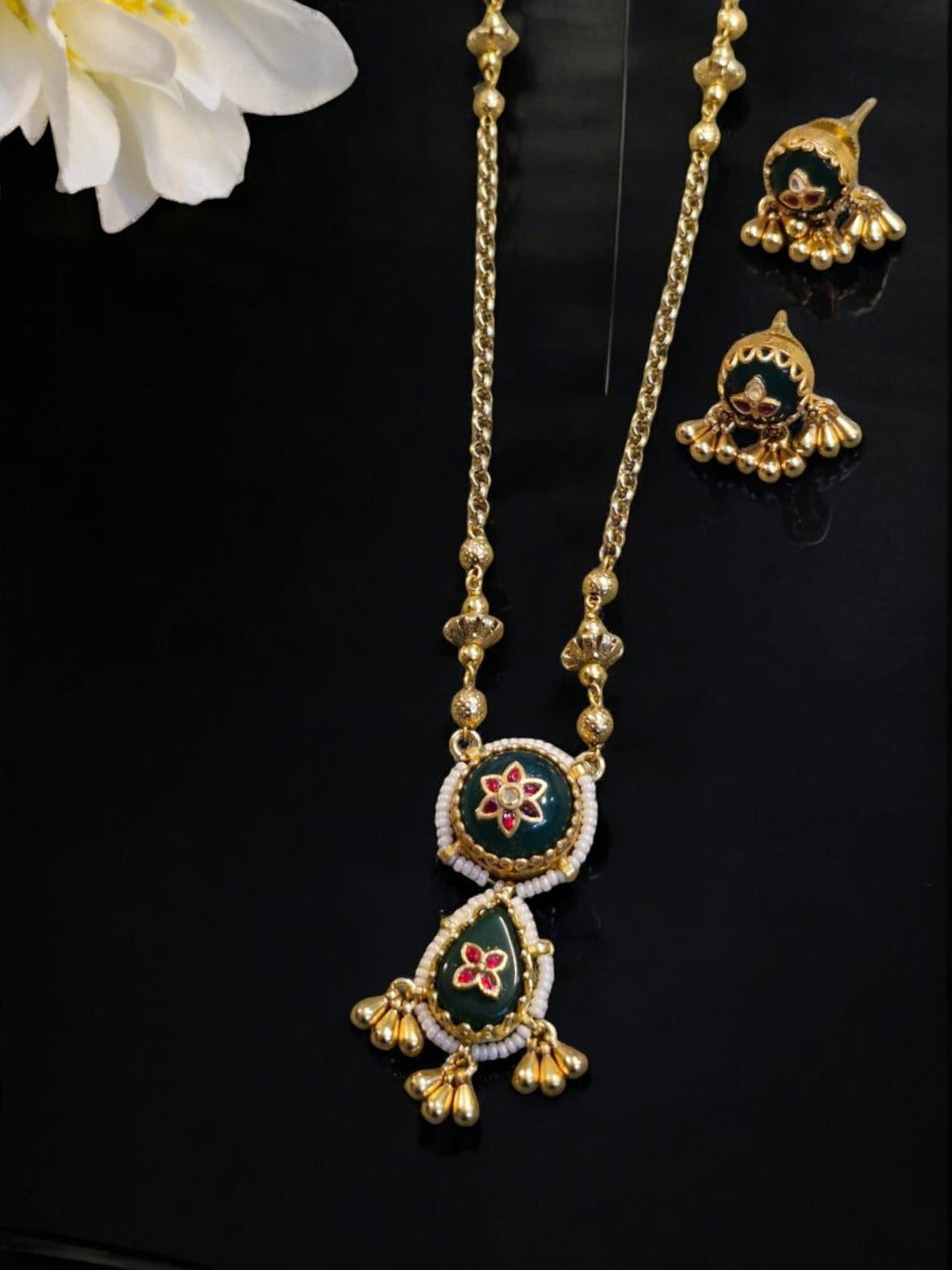 #MeenakariNecklace #GoldPlatedJewellery #HouseOfPranvi #TraditionalIndianJewellery #MinimalEthnicLook #FloralPendantNecklace #MeenaWorkJewellery #HandcraftedElegance #WeddingGuestJewels #DesiChicStyle

