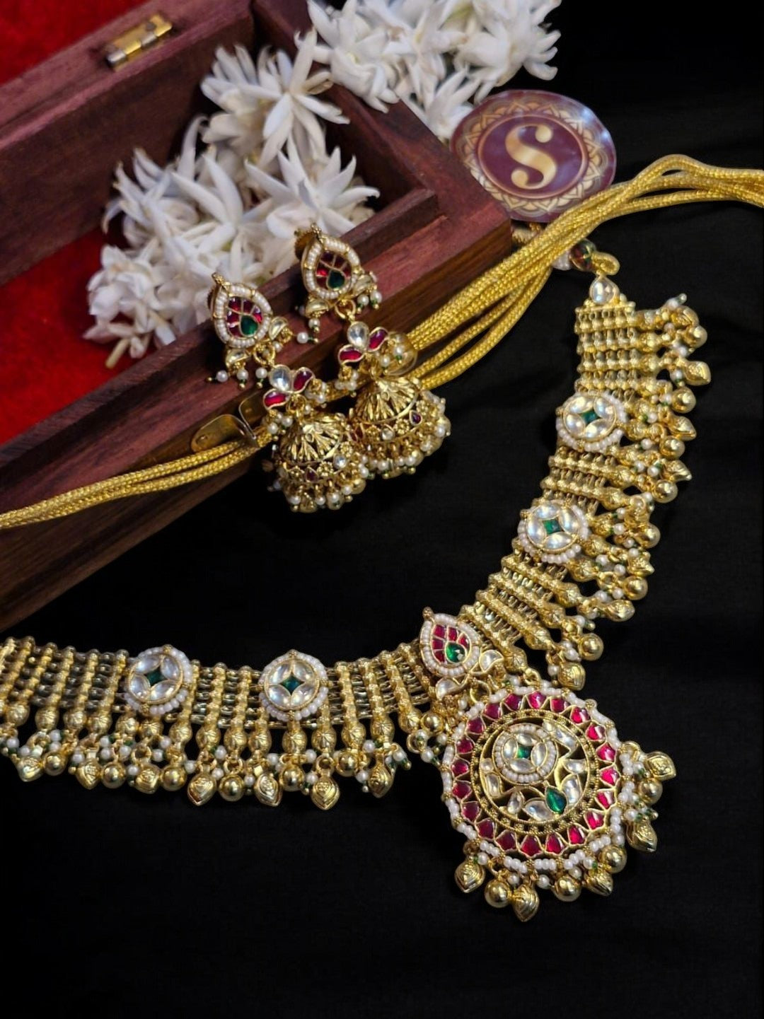 KundanChokerSet, TempleJewelryDesign, FestiveJewelrySet, BridalChokerNecklace, GoldToneJewels, TraditionalWeddingJewelry, DesignerEthnicSet, AntiqueLookJewelry, HeritageCraftedChoker