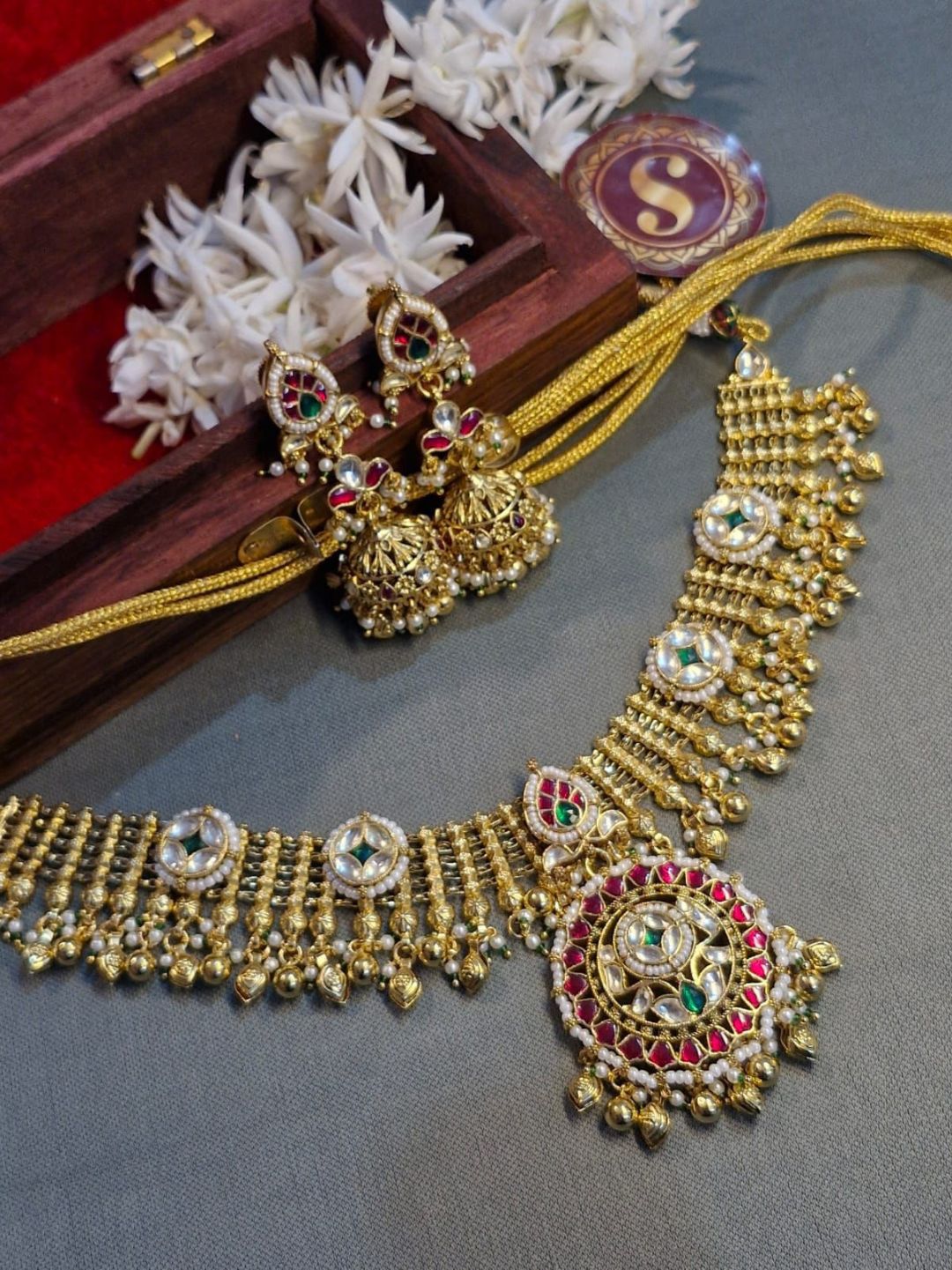 KundanChokerSet, TempleJewelryDesign, FestiveJewelrySet, BridalChokerNecklace, GoldToneJewels, TraditionalWeddingJewelry, DesignerEthnicSet, AntiqueLookJewelry, HeritageCraftedChoker