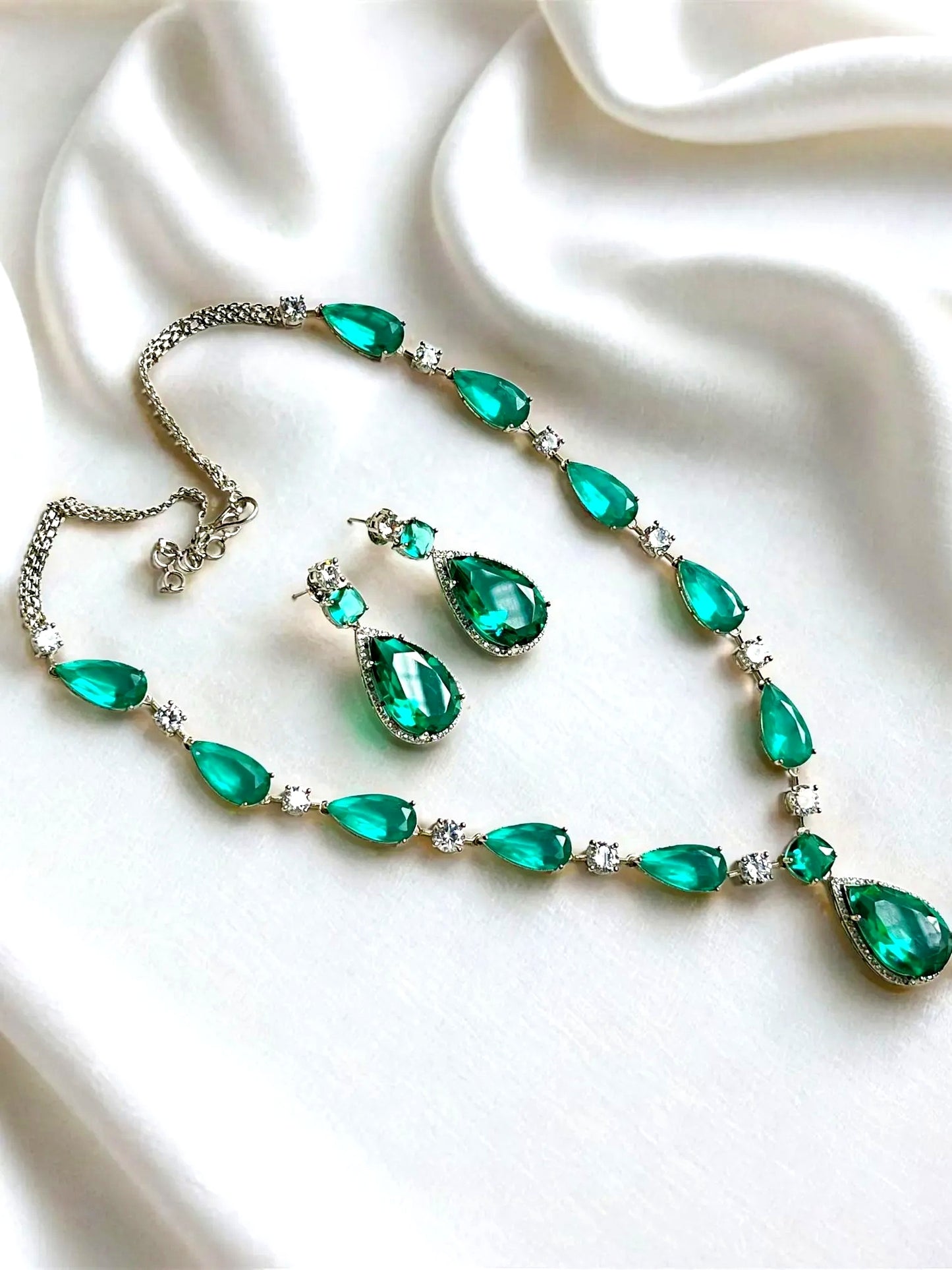 MUMTAZ EMERALD NECKLACE SET