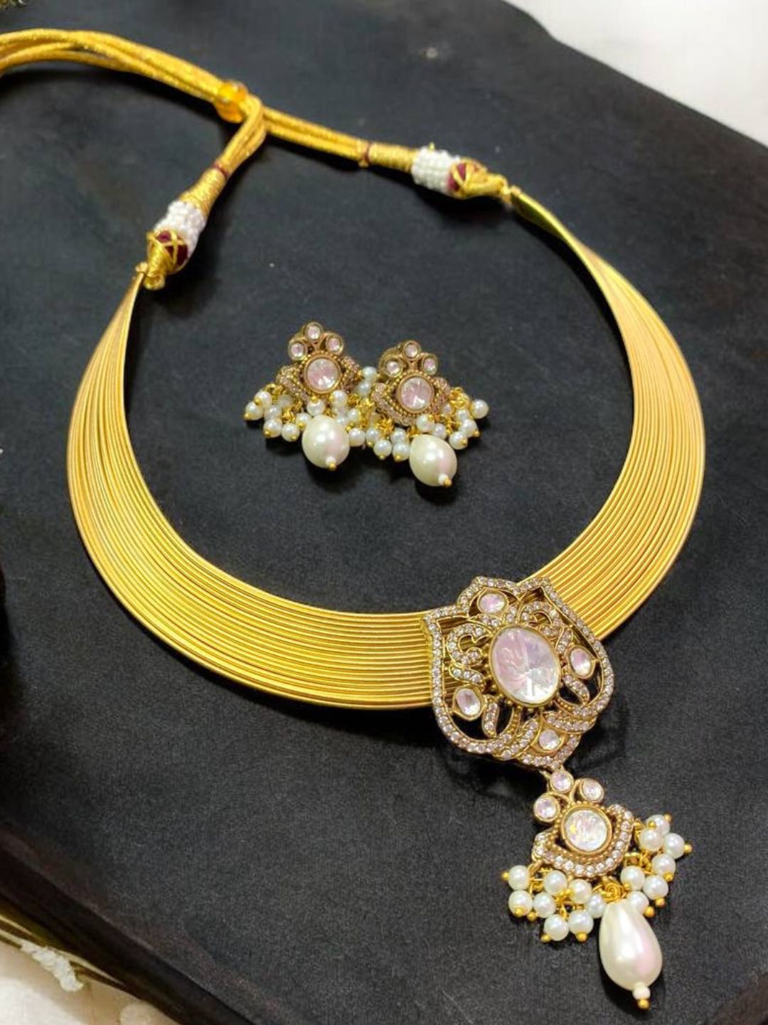 CHIC TRADITIONAL KUNDAN JEWELLERY