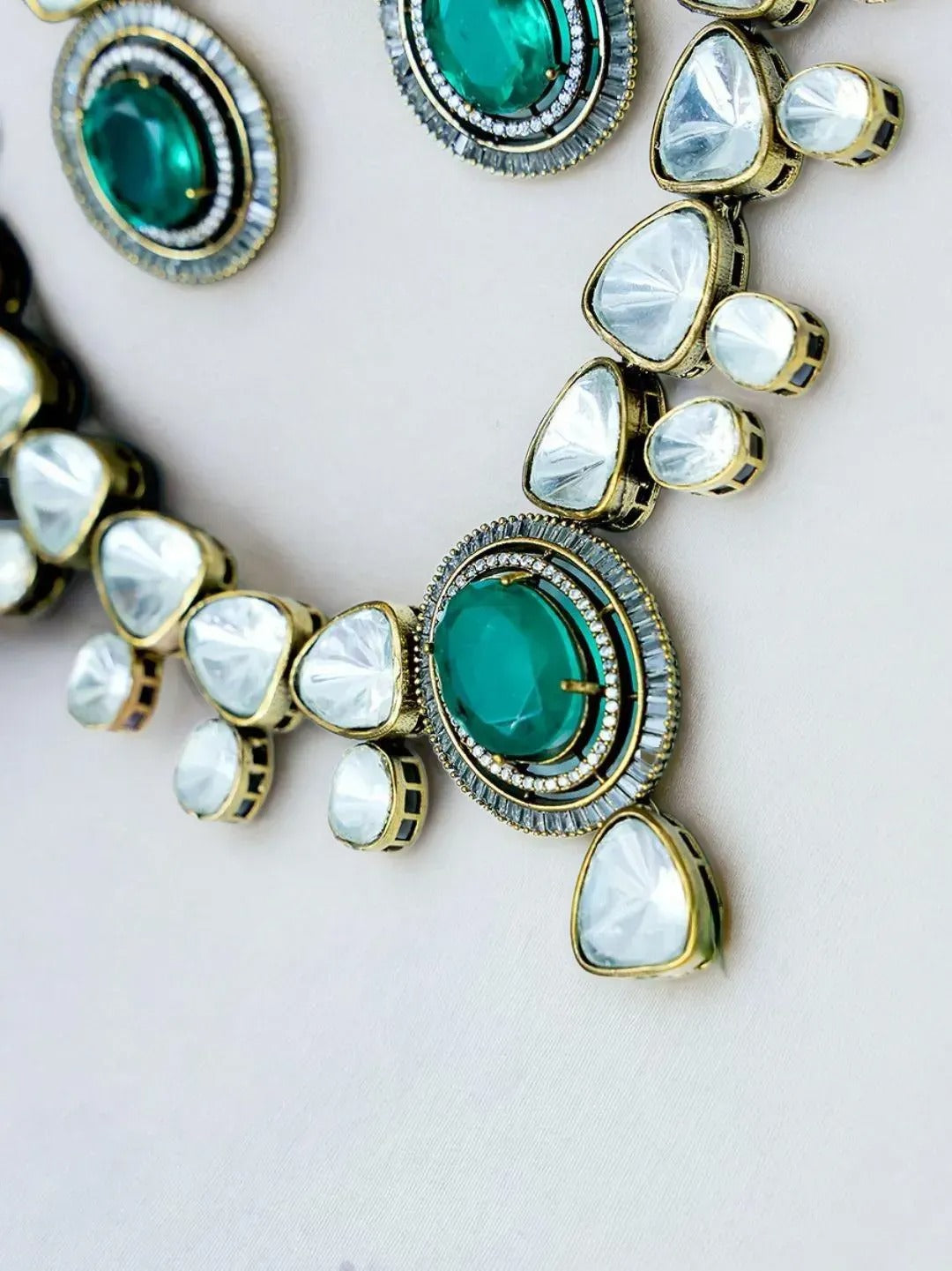 KRITIKA EMERALD KUNDAN NECKLACE