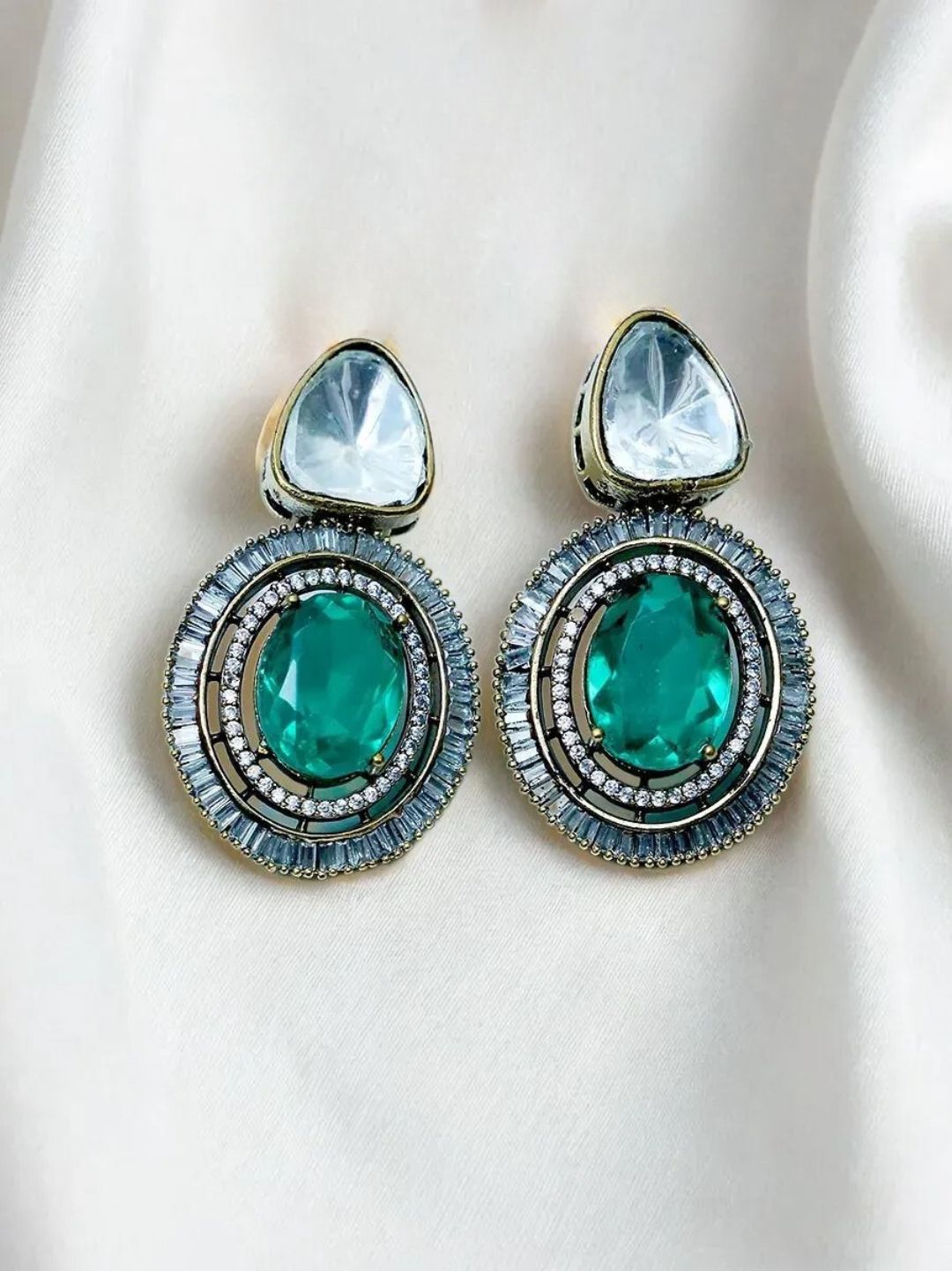 KRITIKA EMERALD KUNDAN NECKLACE