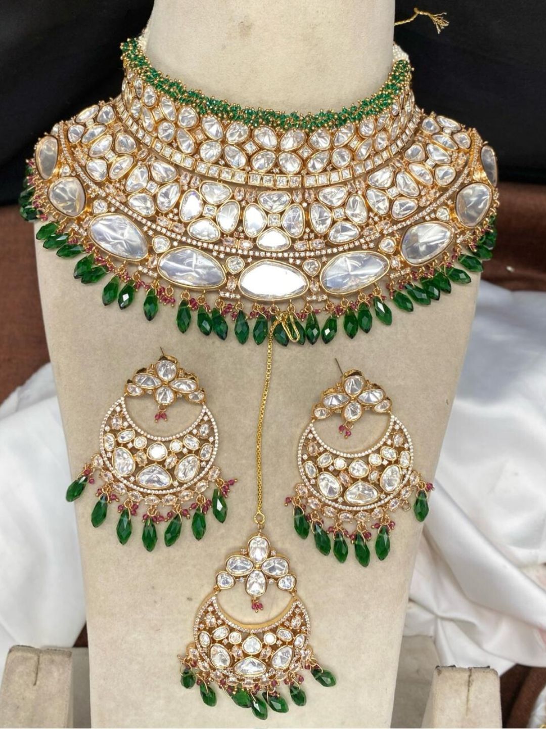 ANUBHUTI EMERALD KUNDAN JEWELLERY SET