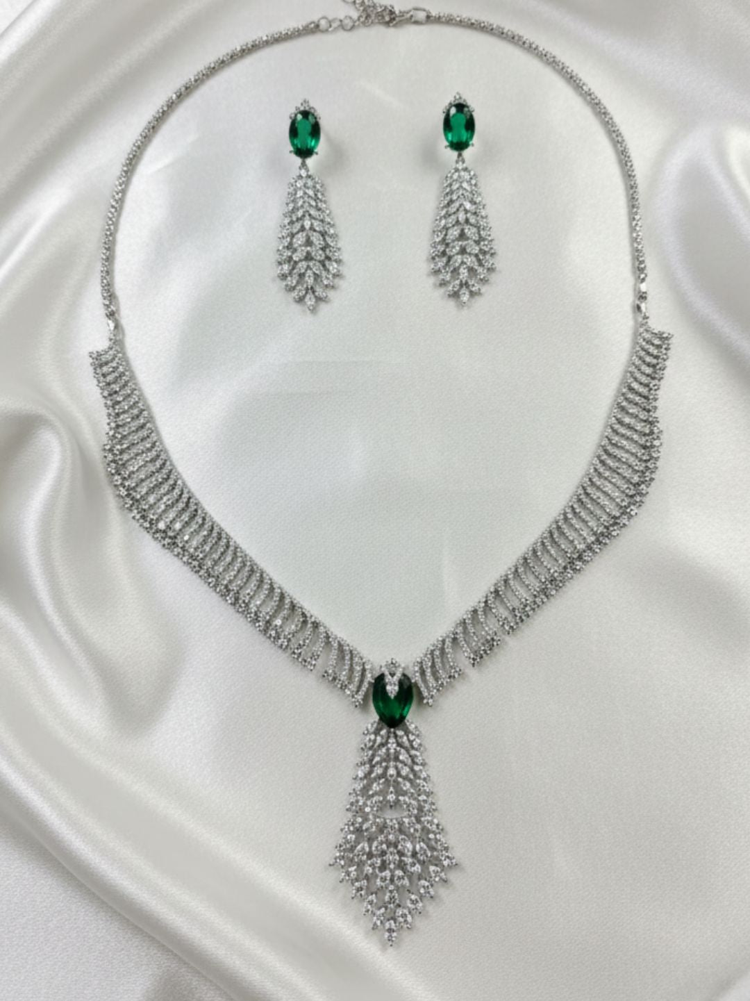 ZARENA EMERALD DROP AD NECKLACE