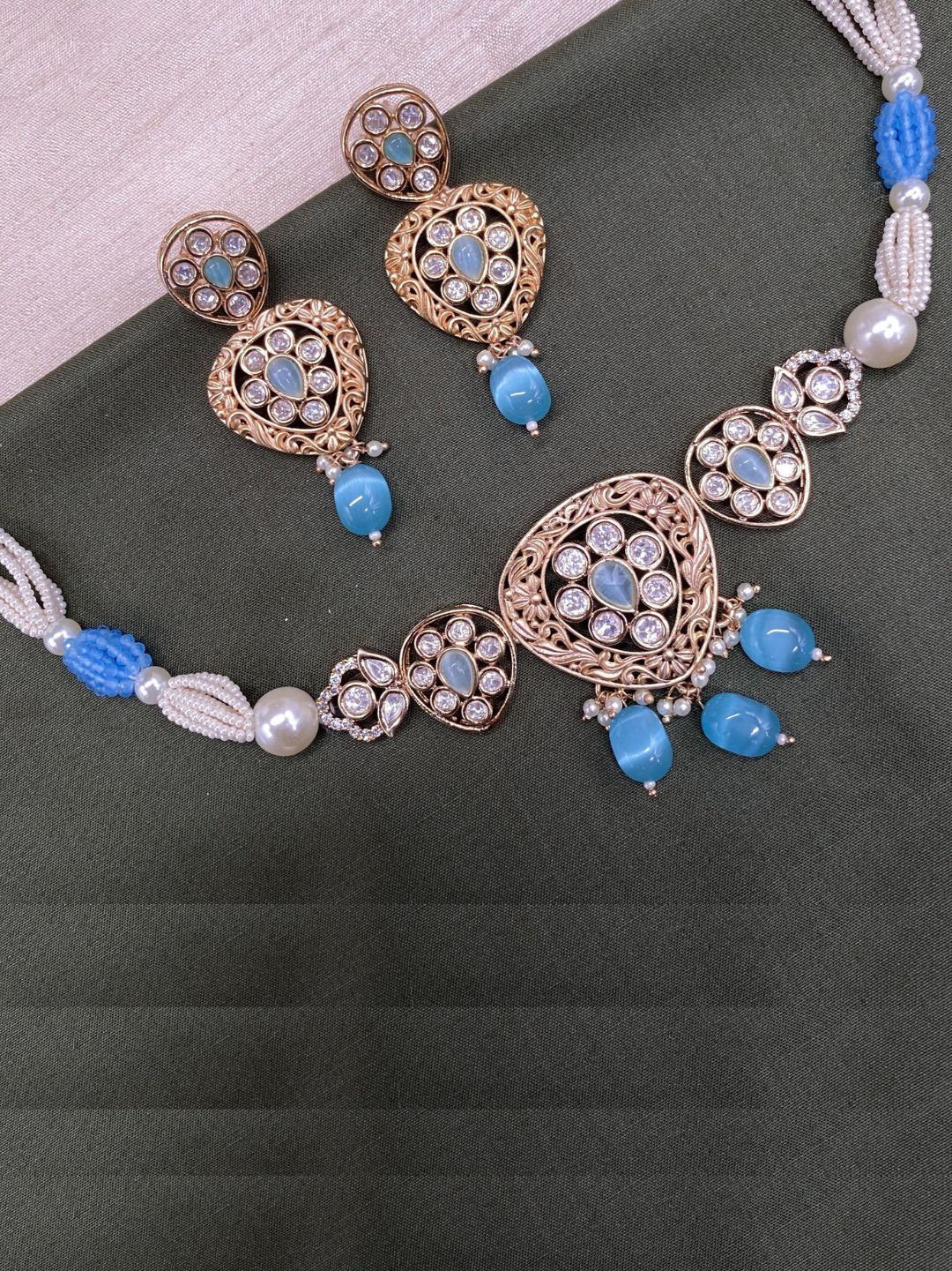 YUKTI BLUE KUNDAN JEWELLERY SET