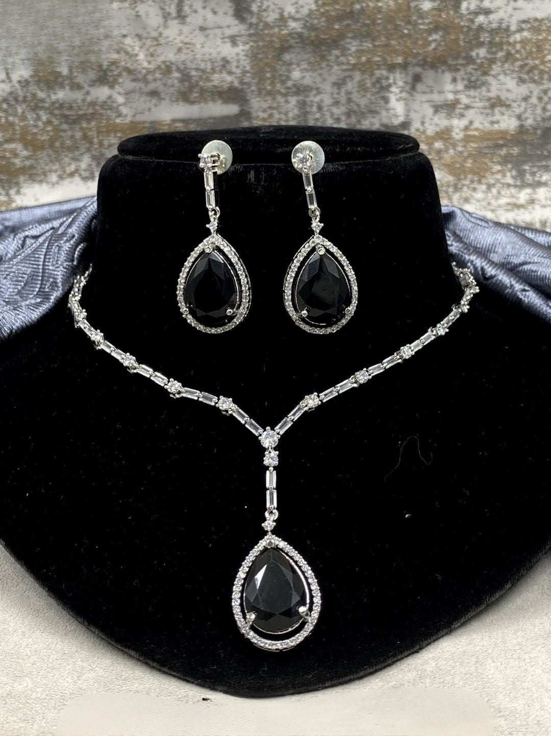 VIONNA AD PENDANT NECKLACE SET