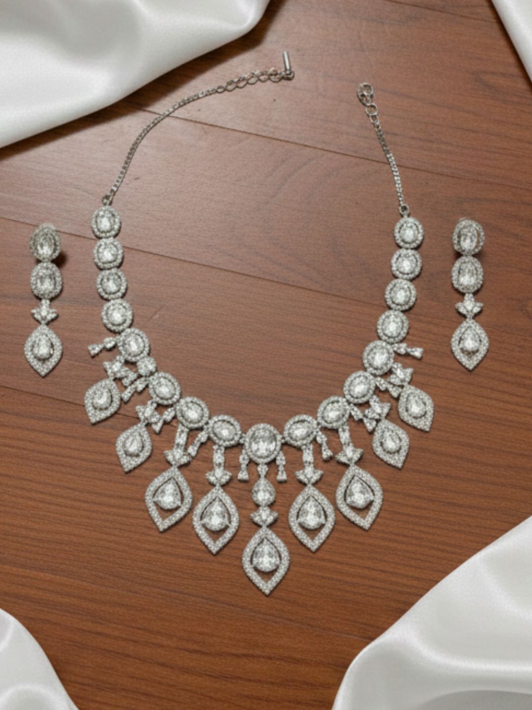 SCARLET LUXURY DROP JEWELLERY SET