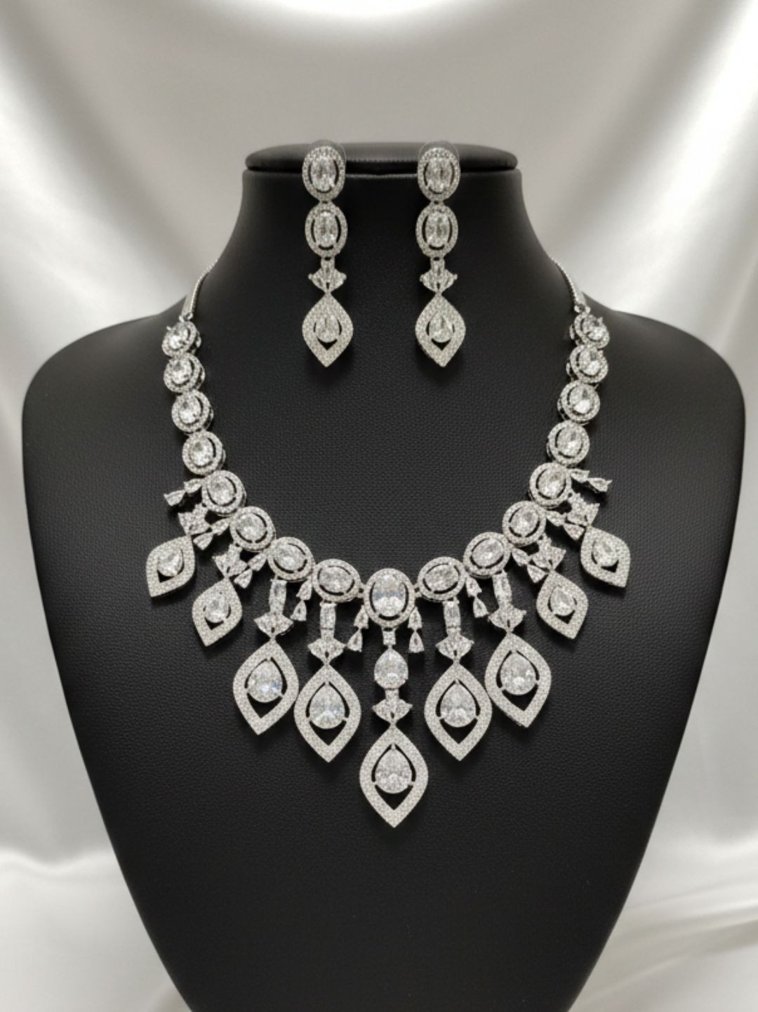 SCARLET LUXURY DROP JEWELLERY SET