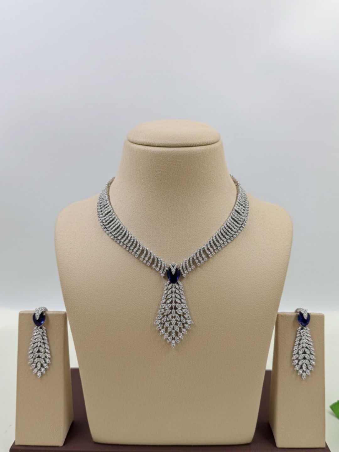 ZARENA EMERALD DROP AD NECKLACE