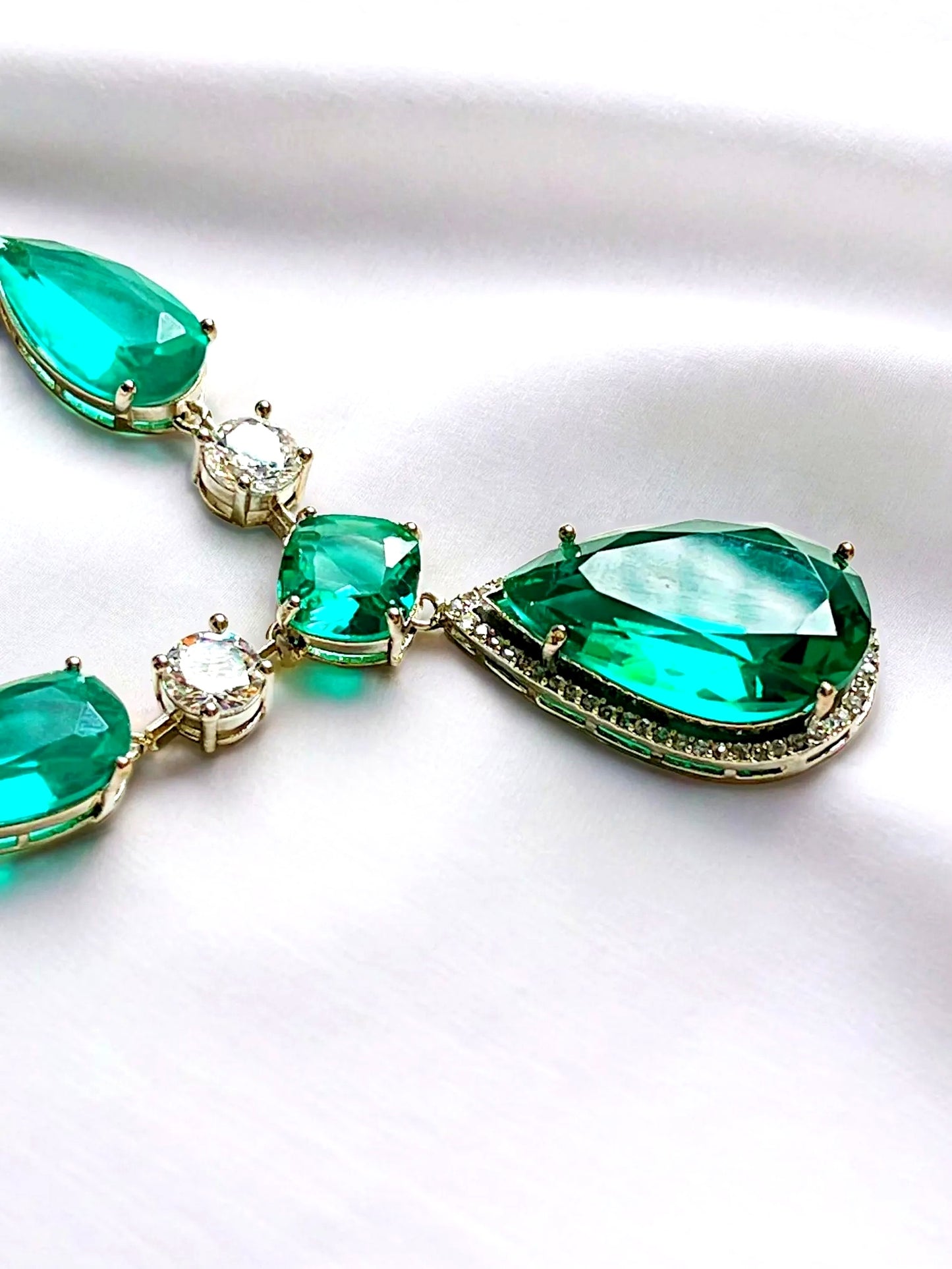 MUMTAZ EMERALD NECKLACE SET